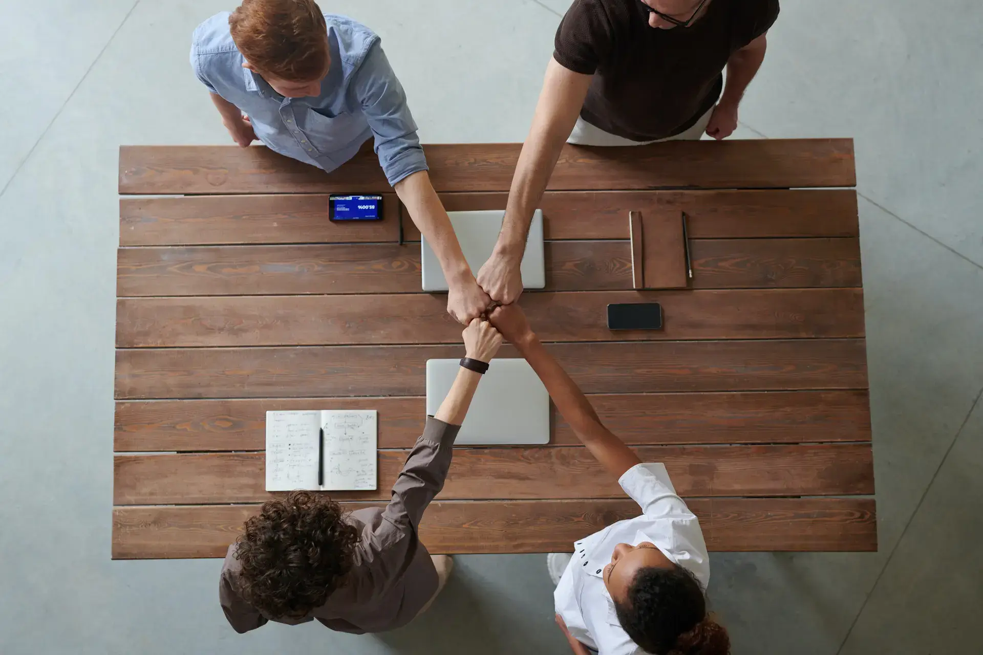 Persoon die aan een bureau werkt met een tablet, representatief voor de invloed van uitzenden op de werkervaring van medewerkers.