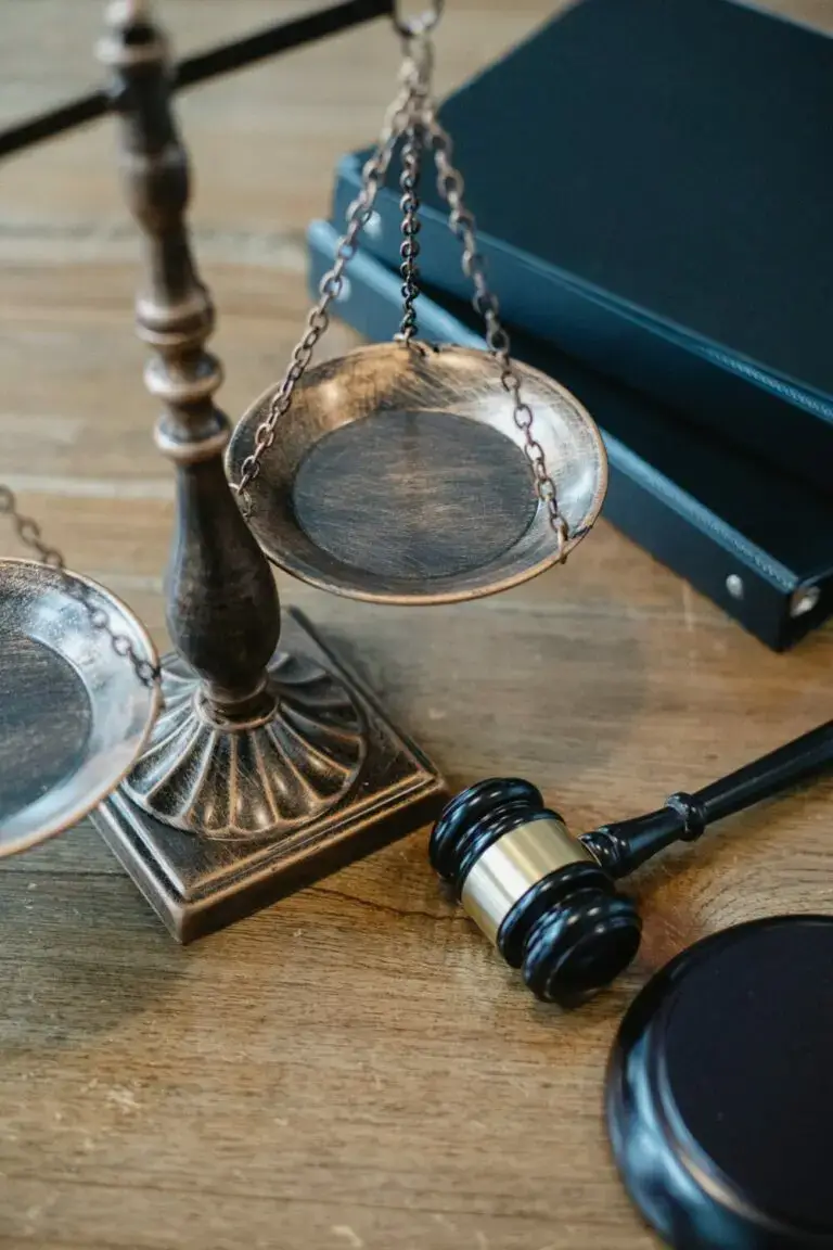 Hamer van een rechter op een bureau, symbolisch voor de juridische aspecten van de Wet Arbeidsmarkt in Balans en de impact op payroll.