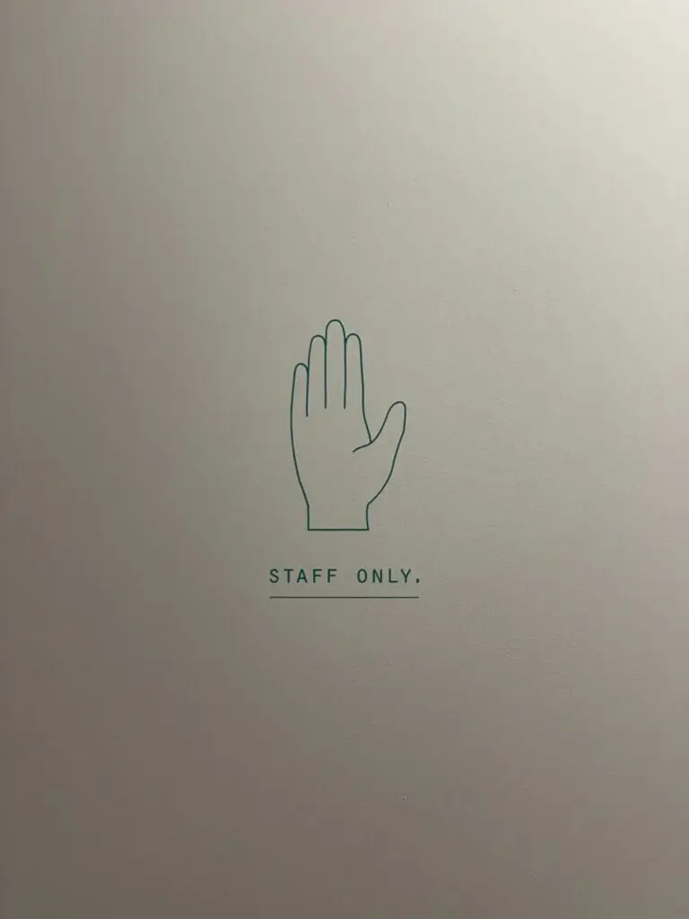 Afbeelding van een bord met 'Staff Only' naast een hand symbool, passend bij een artikel over veelvoorkomende misvattingen over payrolling. Het artikel legt uit waarom payroll niet duur, onveilig, of gelijk aan uitzenden is en waarom het voor elk type bedrijf geschikt kan zijn.