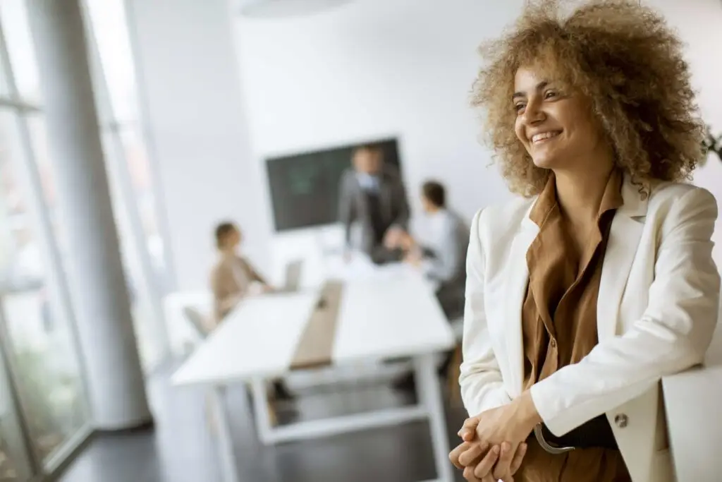 Een leidinggevende voert een functioneringsgesprek met een payroll-werknemer in een moderne kantooromgeving, gericht op evaluatie en ontwikkeling.