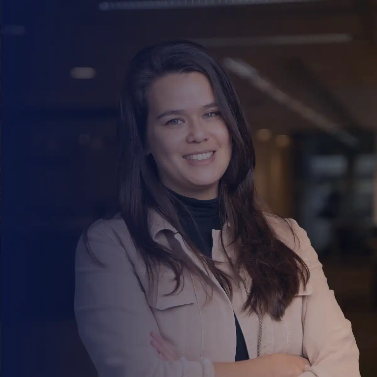 Portret van een lachende vrouw, illustratie van de voordelen van payroll en uitzenden als flexibele personeelsoplossingen.