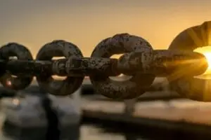Afbeelding van een ketting die de ketenregeling in 2024 symboliseert, met uitleg over de regels rondom tijdelijke contracten.