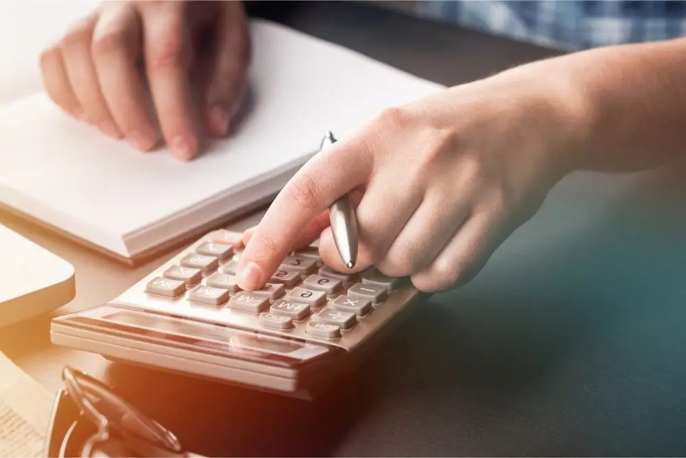 Afbeelding van een hand met een pen die het verschil tussen payroll, uitzenden en detacheren illustreert.